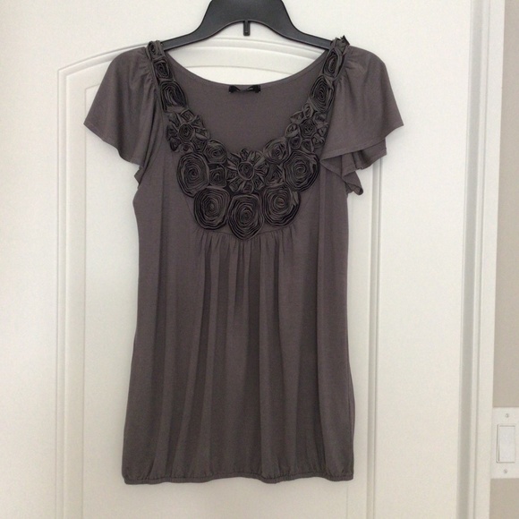 Soprano Gray Maternity Flutter Sleeves Top With Rosettes size L - Picture 1 of 2